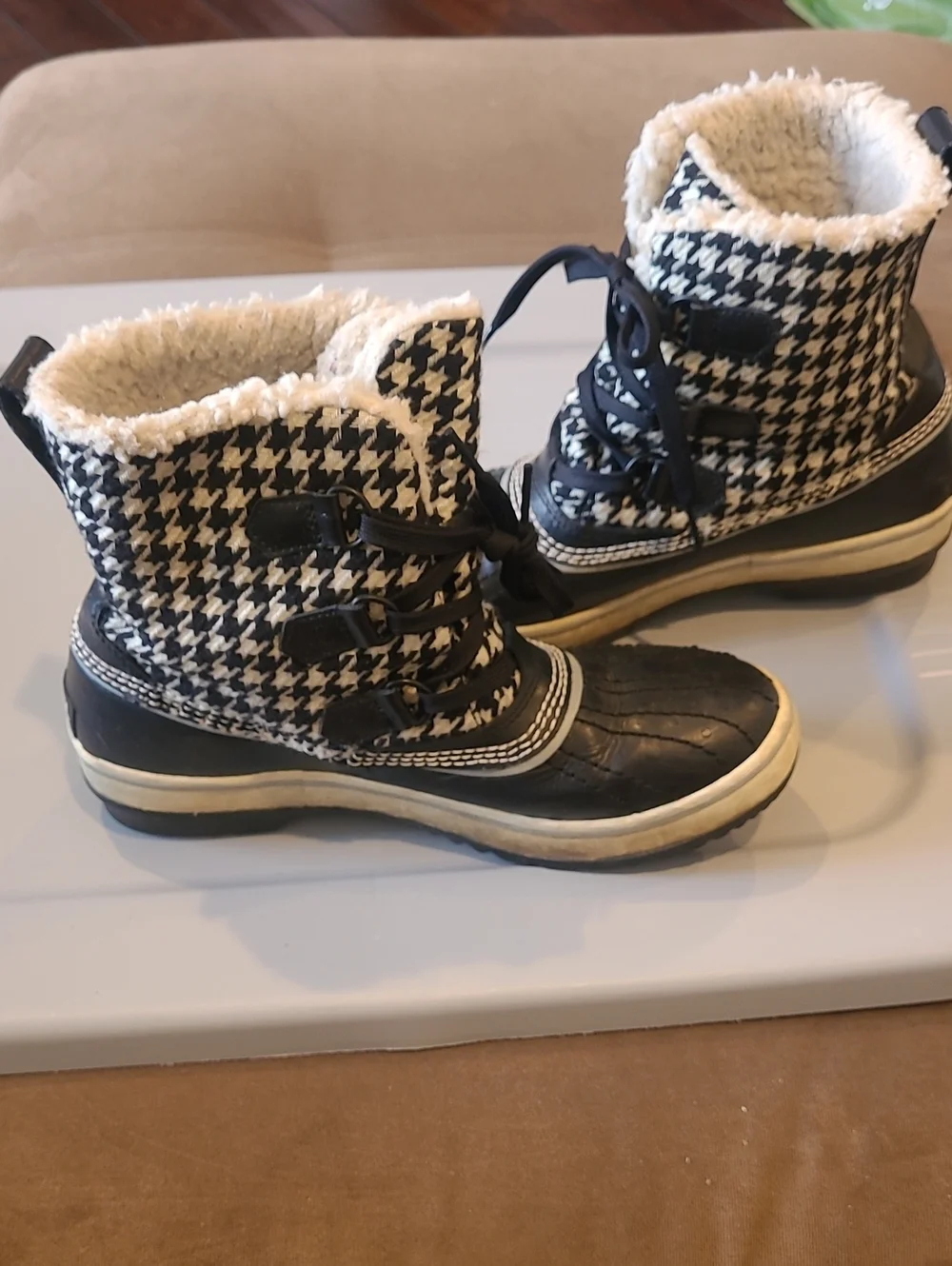 Sorel Black & White Houndstooth Lace-Up Winter Sherpa Lined Boots Size 8